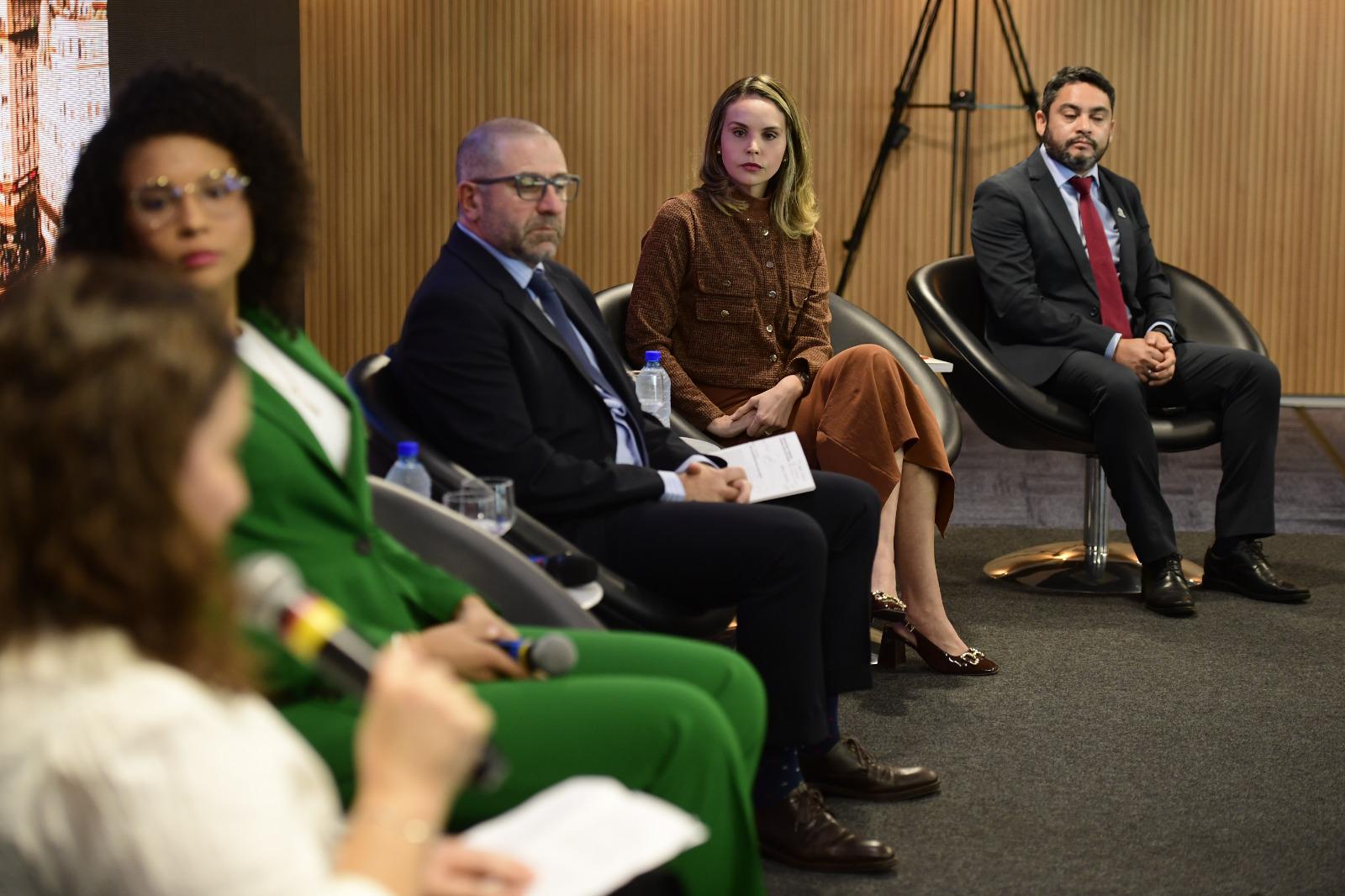 grupo de pessoas posa para a foto